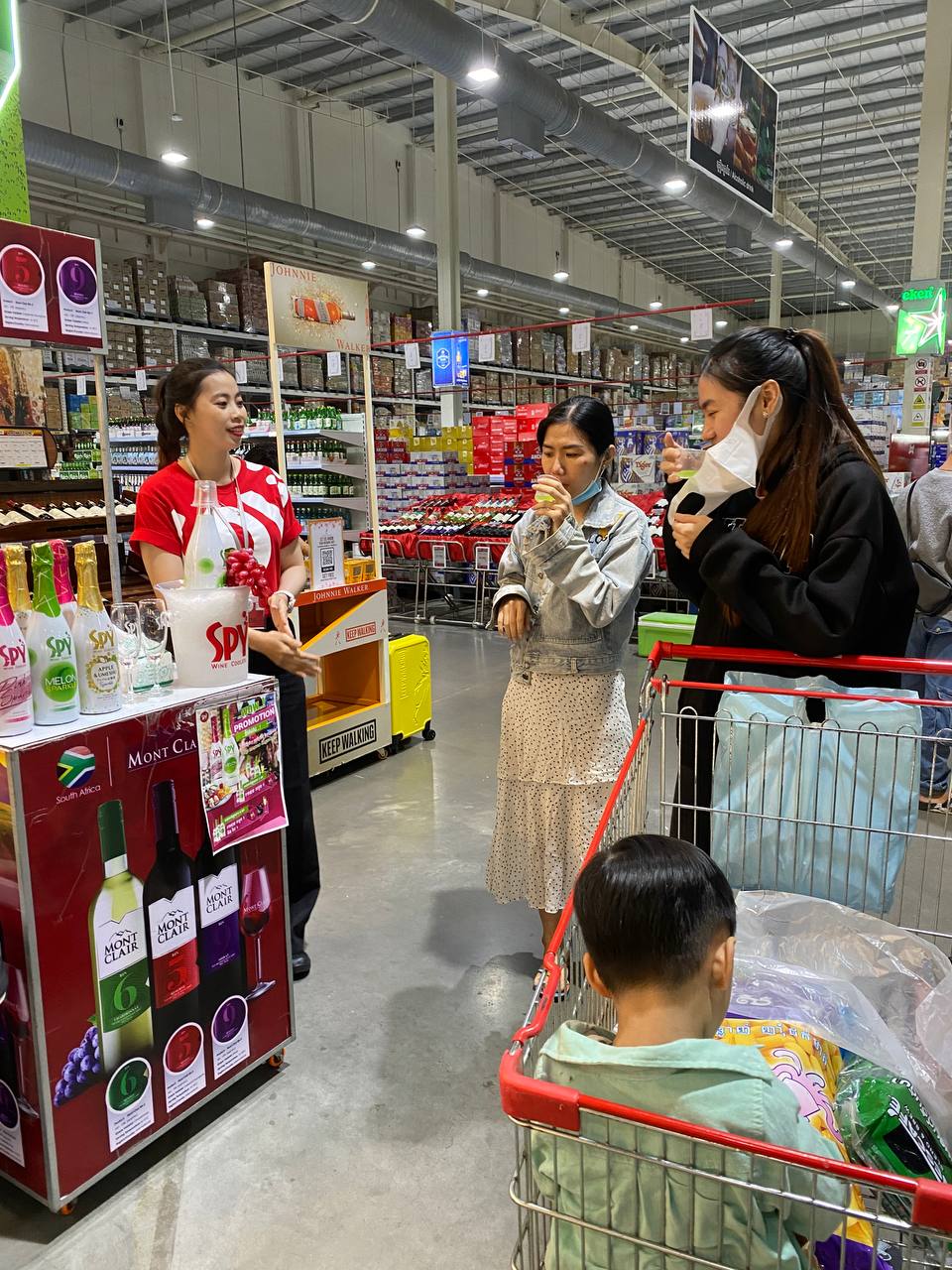 SPY Sparkle Fruit Revolutionizing FMCG Distribution with Da Houg Heng at Makro Cambodia - Image 36